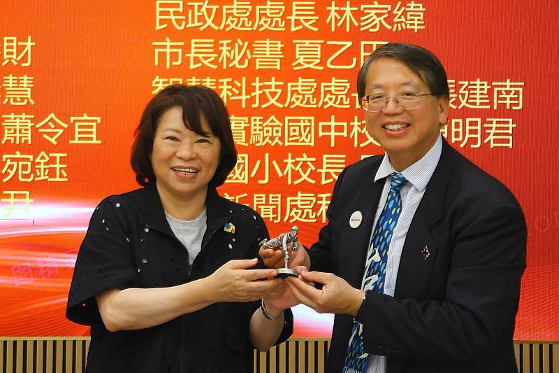 黃敏惠市長致贈江明信執行長吳明捷投手雕像，象徵僑胞永不放棄的堅毅精神。