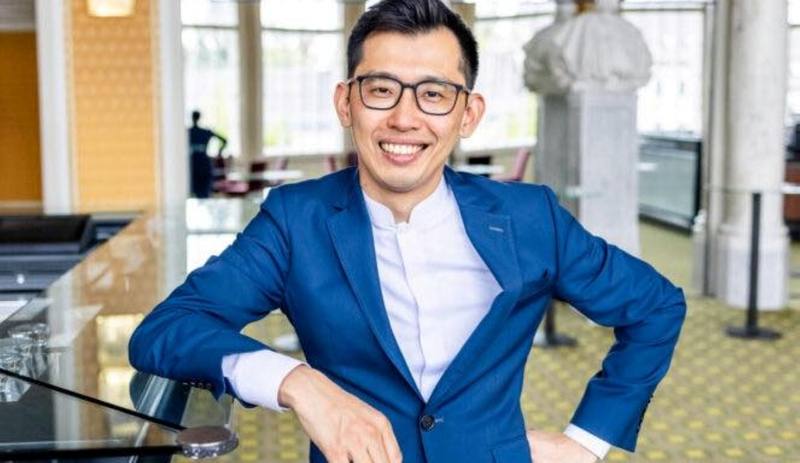 台灣旅歐指揮林勤超（圖）即將上任奧地利肯恩特交響樂團交響樂團首席指揮，10月9日開季音樂會「不忘本」，特別帶去台灣前輩作曲家蕭泰然「福爾摩沙的天使」，林勤超表示，「這首樂曲有我台灣文化根源的情感深度」。（林勤超提供，Weichselbraun, Kleine Zeitung拍攝 ）