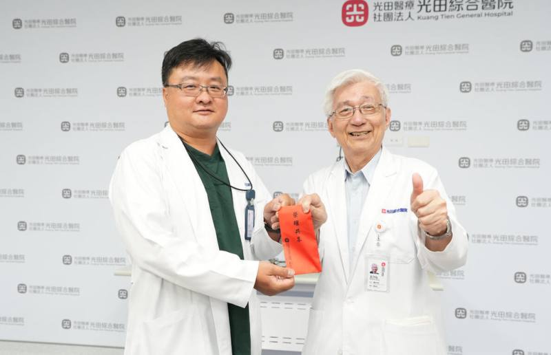 光田綜合醫院急診醫學部醫師高正國（左）自願投入花蓮縣馬太鞍溪堰塞湖溢流救災，院長王乃弘（右）贈紅包鼓勵肯定。（光田綜合醫院提供）