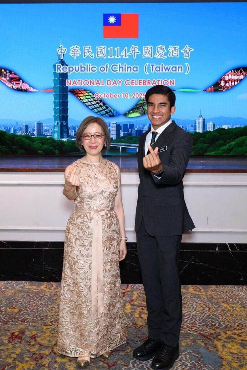 雙十國慶將至，駐馬來西亞代表處7日舉辦國慶酒會。圖為駐馬來西亞代表葉非比（左）與馬來西亞國會議員賽沙迪（右）合影。（駐馬來西亞代表處提供）