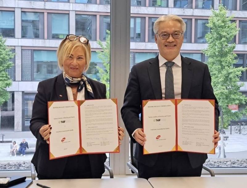 首頁 / 產經
金融研訓院與瑞士品質協會簽MOU　加速邁向亞資中心
2025/10/7 18:58（10/7 19:11 更新）
台灣金融研訓院3日與瑞士品質協會（SAQ）簽署合作備忘錄，圖為SAQ President Ursula Grunder（左）與台灣金融研訓院院長高一誠（右）。（台灣金融研訓院提供）