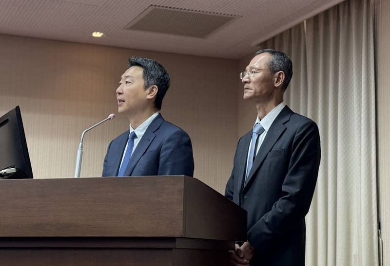 立法院交通委員會8日邀請交通部長陳世凱（左）列席報告業務概況，並備質詢。針對機場開放多元計程車，陳世凱表示，將於3到4個月內研議放寬法制，以更符合現實作法