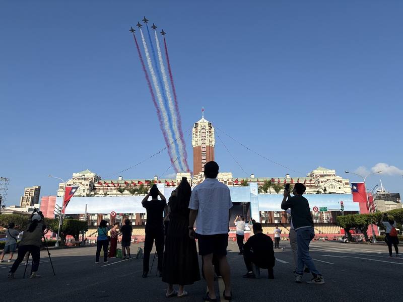 國軍8日進行國慶大會全兵力空中操演，空軍雷虎小組5架勇鷹高教機噴彩煙飛越總統府上空，許多民眾專程前往總統府前觀賞。