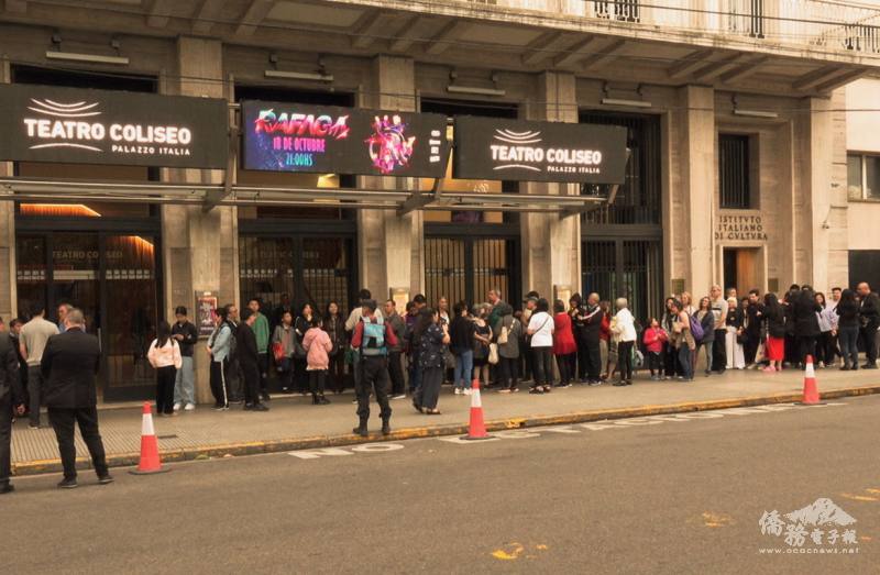 僑胞於科利塞奧劇院(Teatro Coliseo) 門口排隊等待入場