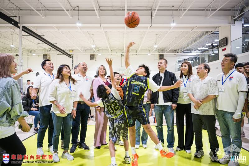 駐溫哥華辦事處處長劉立欣主持開球