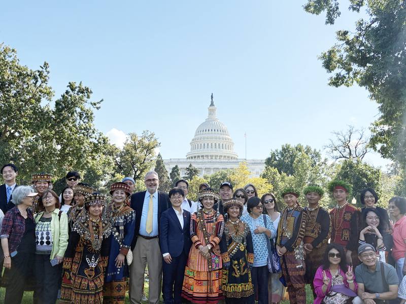 屏東來義高中師生6日一身傳統族服，以華府國會山莊為背景，悠揚詮釋排灣族的情感及對萬物的敬重