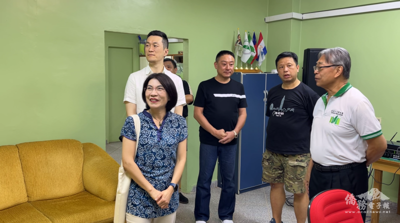 陳慧芬首次拜訪巴拉圭臺灣會館，江順昌為其導覽館內設施