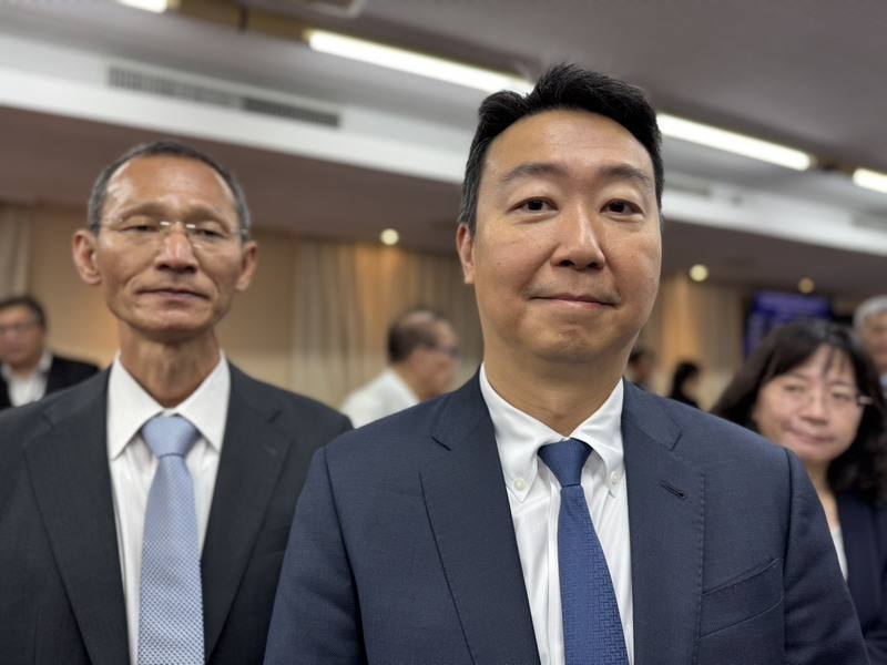 交通部長陳世凱（右）8日在立法院表示，公路局規劃TPASS 2.0+，將針對中長途國道客運設計優惠措施