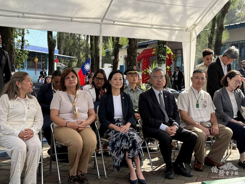 駐瓜地馬拉大使張俊菲（右四）與瓜地馬拉副總統艾雷拉博士（左二）、瓜地馬拉台灣商會會長邱錦富（右二）共同見證中華民國114年國慶慶典