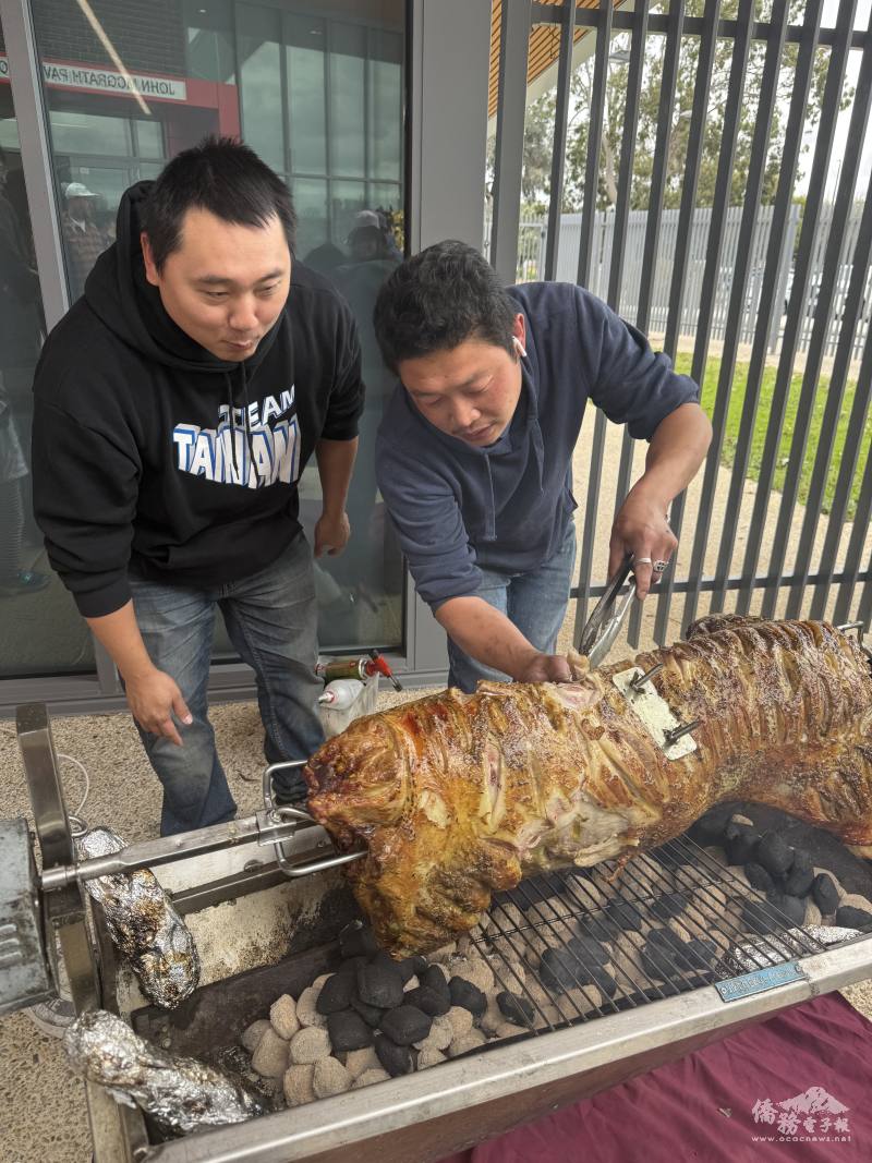 香味四溢的烤全羊是當日焦點