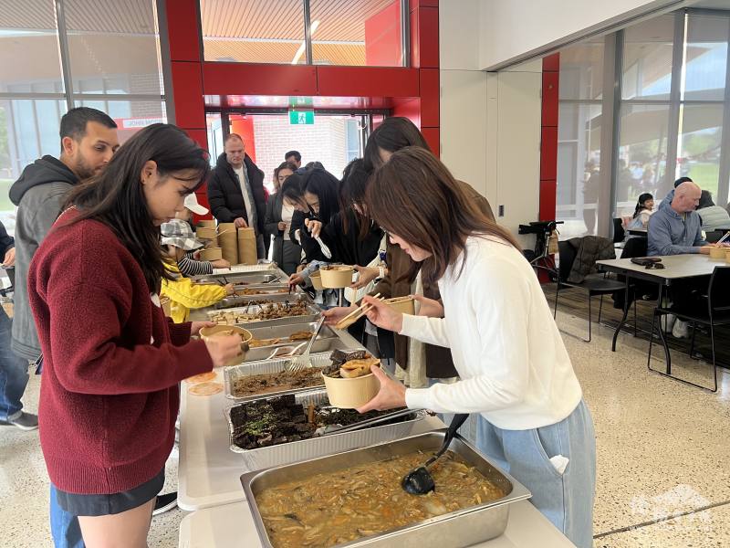 現場來賓享用臺式佳餚