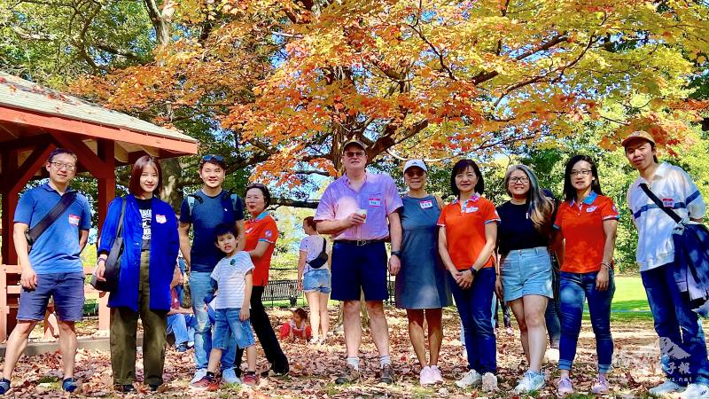 紐英倫客家鄉親會部分新會員、新理事合影