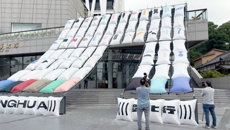 2025台灣設計展在彰化登場，彰化縣政府推出「彰化行」APP，提供展區導覽、交通接駁等資訊，提升觀展效率。圖為台灣設計展設在彰化美術館的展區