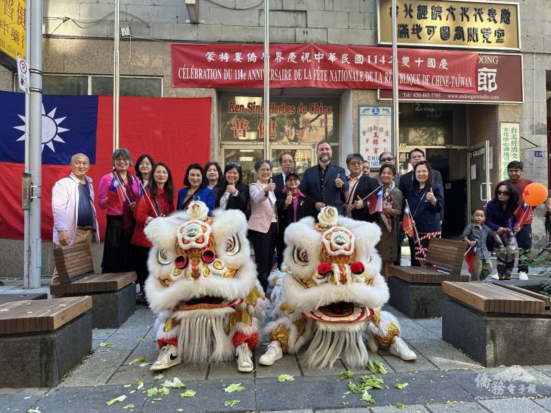 陳淑容（中間粉外套）與各僑團領袖於升旗典禮合影