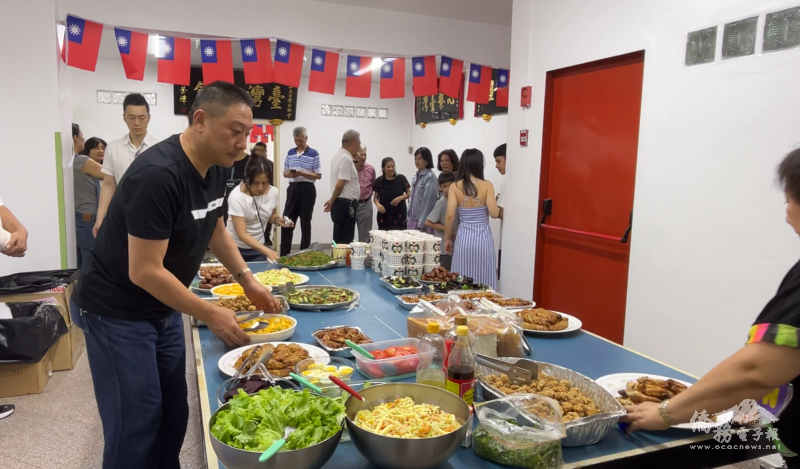 主辦單位與僑領們準備豐富的臺灣小吃款待來賓