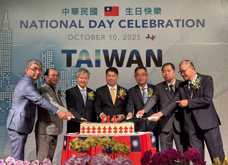 駐胡志明市辦事處處長韓國耀（中）在8日的國慶酒會上，邀請越方代表越南商工聯合會副主席武新城（左3）以及多位台商代表共同切下中華民國114年的生日蛋糕