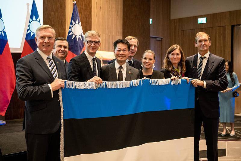 愛國國會議員共同致贈精製愛國國旗予李大使