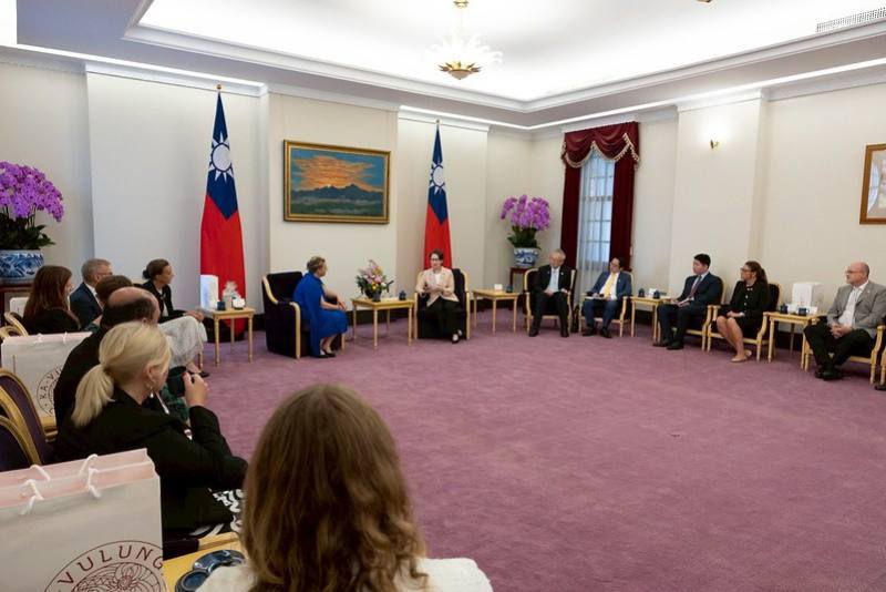 副總統接見「台瑞典國會議員協會」跨黨派訪問團，並相互交流