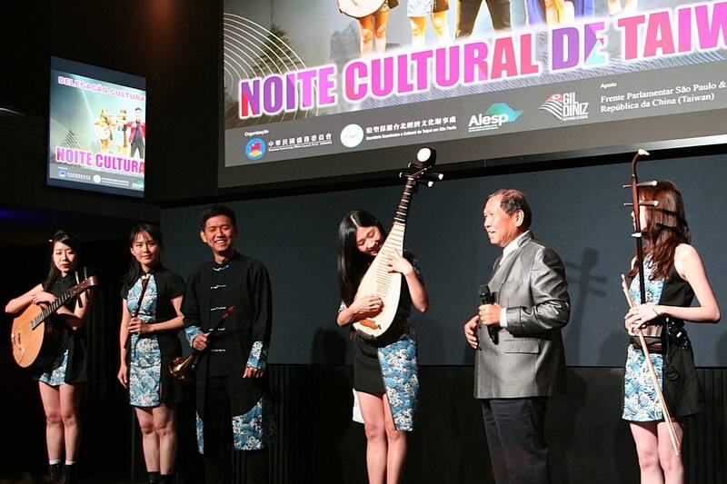 中華民國僑務委員會邀請「當代樂坊」國慶文化訪問團，8日晚間於巴西聖保羅州議會舉辦「台灣文化之夜」，團長李建興（右2）介紹，樂坊常使用二胡、笛子、琵琶、嗩吶與阮咸等五種傳統樂器，展現臺灣絲竹音樂的精髓，並融合南美民謠與國際曲目，創造跨文化藝術形式