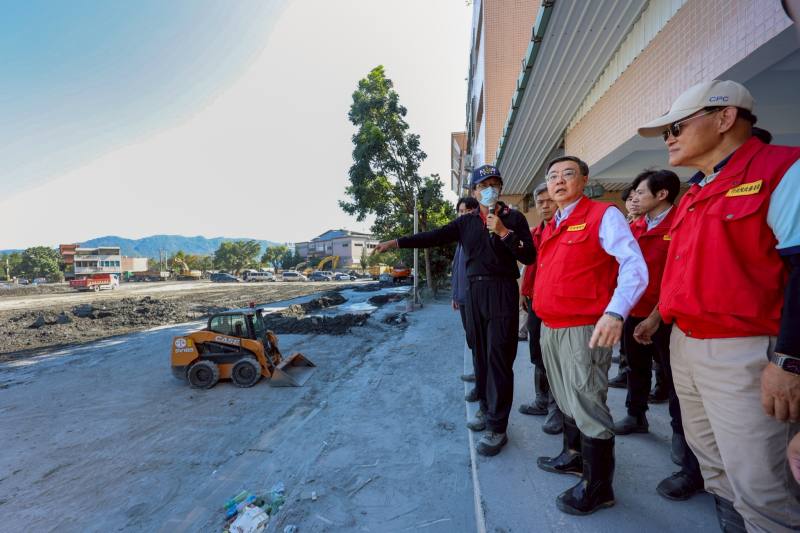 行政院長卓榮泰視察國軍協助光復商工復原情形