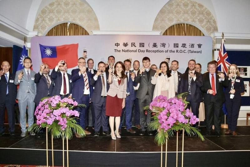 駐紐西蘭代表歐江安與紐西蘭11位國會議員、3位市長、企業界領袖等貴賓共同舉杯祝賀雙十國慶。（駐紐西蘭代表處提供）