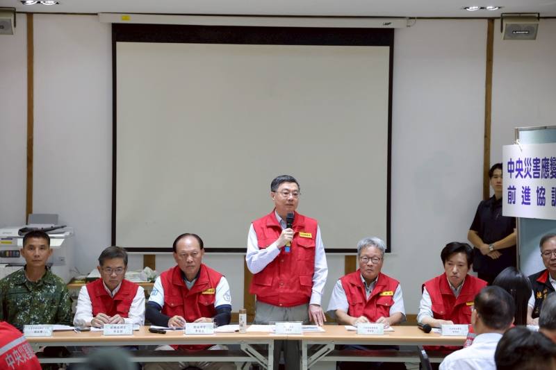 行政院長卓榮泰8日第三度前往位於花蓮光復糖廠的中央災害應變中心前進協調所聽取最新救災復原彙報