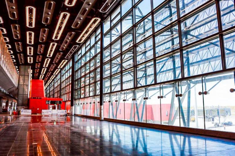 桃園國際機場第三航廈北登機廊廳預計年底前啟用，北登機廊廳裝設1488組Halo燈具，散發柔和光影層次特性，搭配開放廊廳引導視線向上延展，營造寬闊通透空間感。（桃園國際機場公司提供）