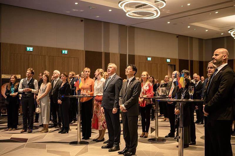 國慶酒會演唱國歌