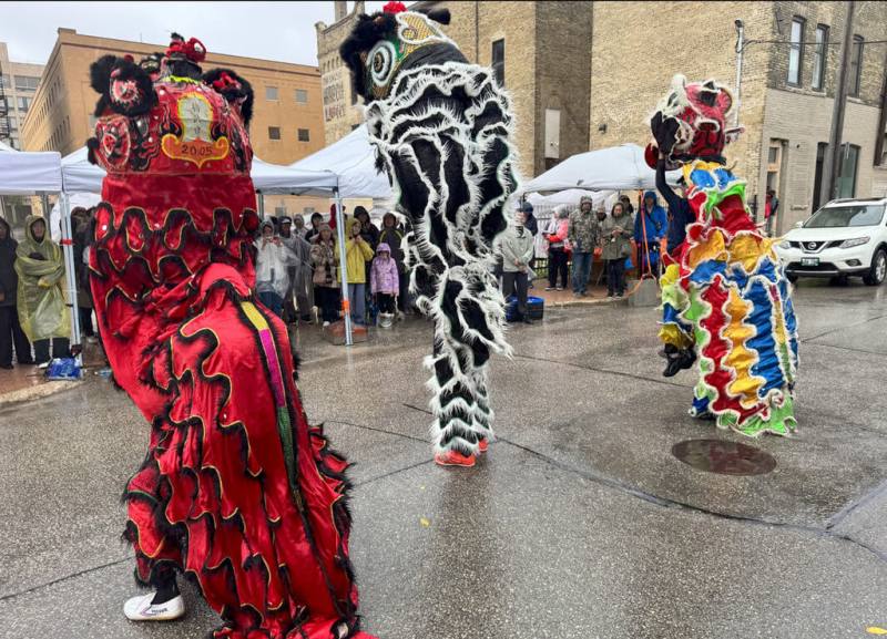 加拿大曼尼托巴省中華文化社5日在曼省首府溫尼伯（Winnipeg）舉辦中華民國114年雙十國慶升旗典禮，在風雨中展現僑社凝聚力與對台灣的支持。（駐多倫多辦事處提供）