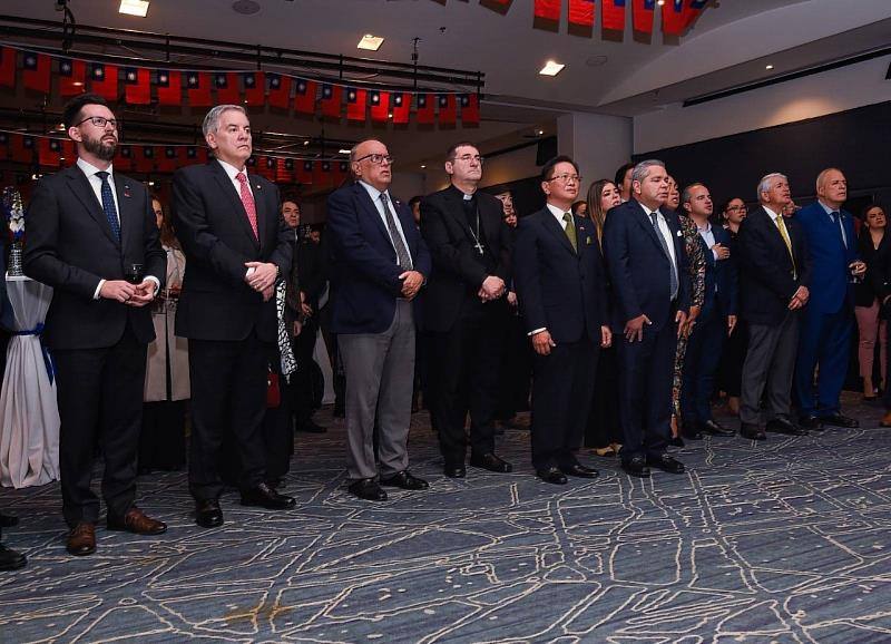 現場冠蓋雲集、氣氛熱烈，計有哥倫比亞10餘位參眾議員、教廷、瓜地馬拉與巴拉圭等國駐使蒞臨