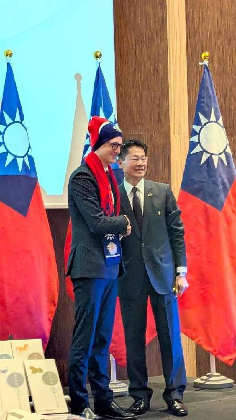 李大使致贈愛沙尼亞國會友台小組主席Kristo Enn Vaga 我國旗圖案圍巾及毛線帽