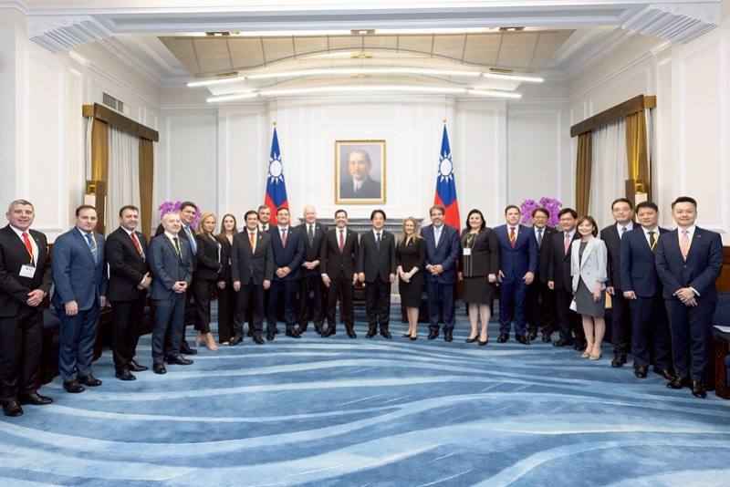 President Lai poses for a photo with a delegation led by President of the Chamber of Deputies of Paraguay Raúl Luis Latorre Martínez.