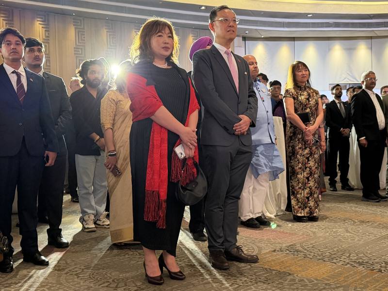 駐印度代表陳牧民（前排右1）與夫人（前排左1）帶領與會貴賓唱國歌