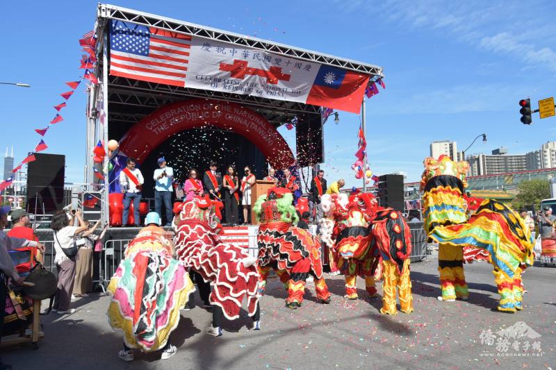 舞獅陣在遊行司令臺前精彩表演