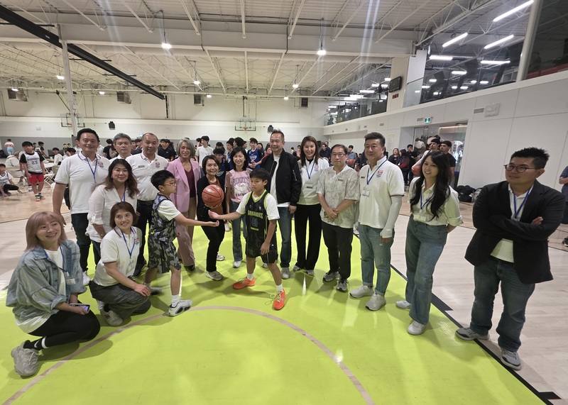 加拿大卑詩省台灣商會舉辦青少年籃球賽，百餘名跨族裔青少年參與，由駐溫哥華經濟文化辦事處處長劉立欣（正中穿黑衣者）舉行開球儀式