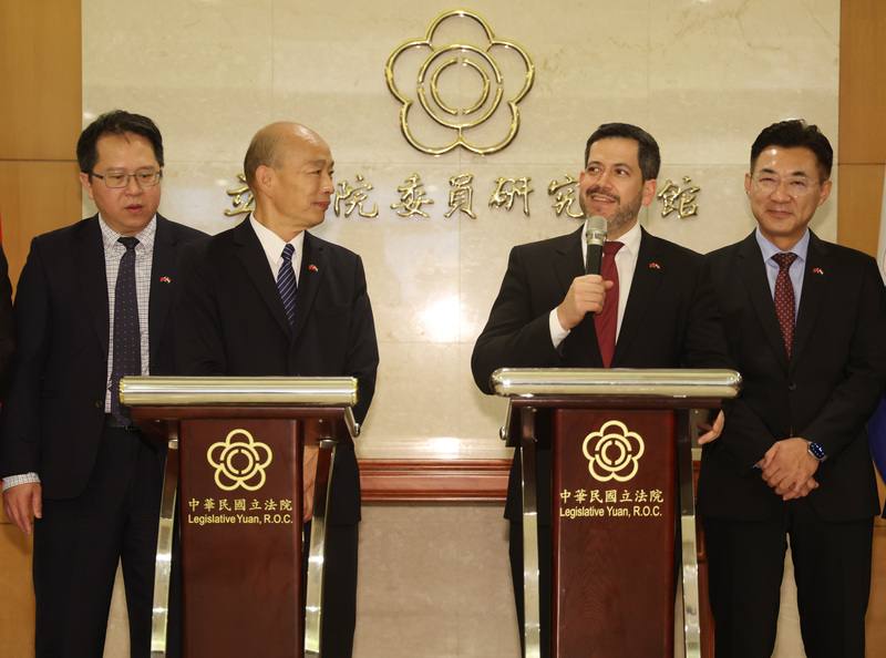 巴拉圭眾議院議長拉托雷（Raúl Luis Latorre Martínez，另譯：拉多雷）（右2）率團來台，8日前往立法院拜會院長韓國瑜（左2），拉托雷向與會來賓致詞。