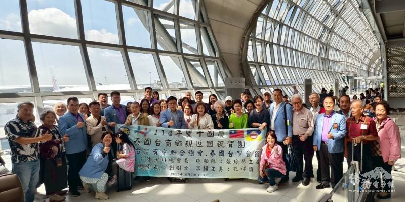 泰國僑胞張玲琴（中間白衣者）組國慶旅遊團，約70位僑胞祝賀臺灣生日快樂