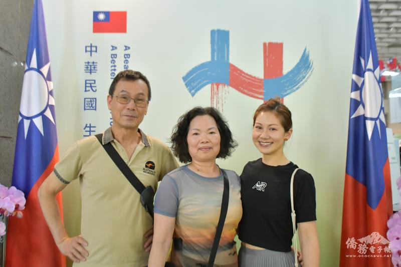 謝頡妮（右）相隔數年巧遇澳洲僑胞友人，開心合影留念