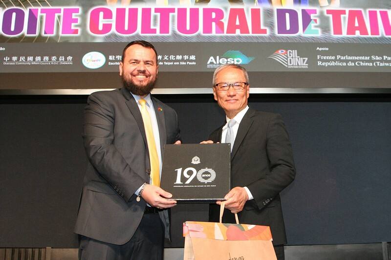 中華民國僑務委員會邀請「當代樂坊」國慶文化訪問團，8日晚間於巴西聖保羅州議會舉辦「台灣文化之夜」，聖保羅州議會友台陣線主席狄尼茲（左）贈禮僑委會前委員長吳新興（右）