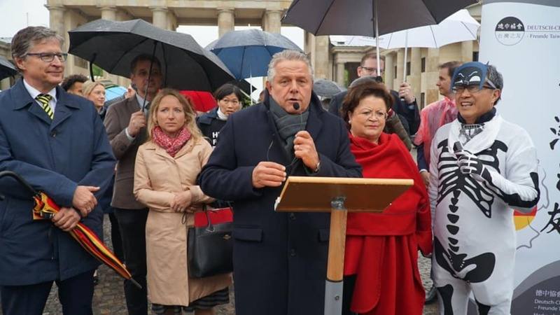 威爾許（中）2020年在柏林布蘭登堡門參與「與台灣同行」遊行，呼籲德國社會支持台灣加入世界衛生組織（WHO）。威爾許並致函時任衛生部長史巴恩（Jens Spahn），強調「在疫情蔓延之際排除台灣，是極為輕率的作法」，籲請德國政府支持台灣有意義參與國際組織。（駐德代表處提供）