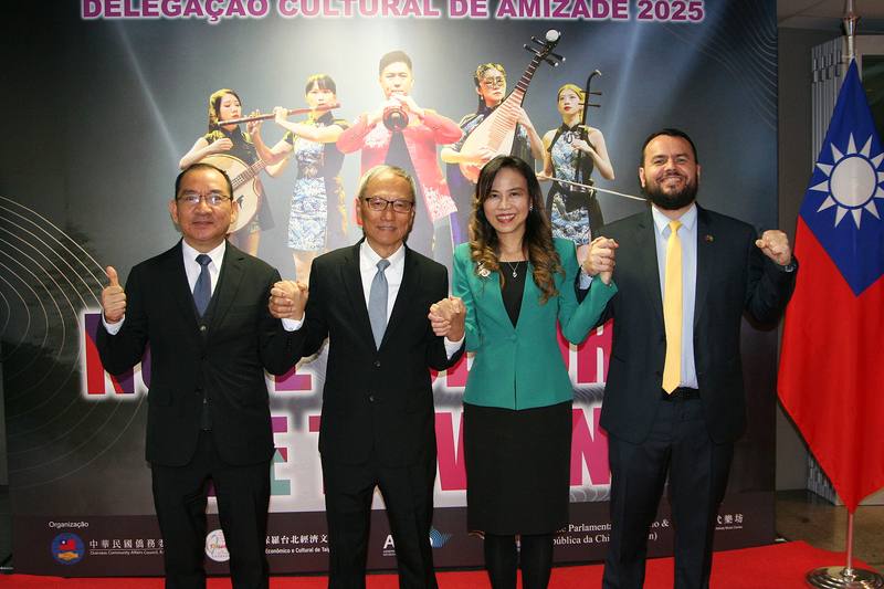 中華民國僑務委員會邀請「當代樂坊」國慶文化訪問團，8日晚間於巴西聖保羅州議會舉辦「台灣文化之夜」，右起為聖保羅州議會有台陣線主席狄尼茲、駐聖保羅辦事處處長朱怡靜、僑委會前委員長吳新興、聖保羅僑教中心主任尤正才