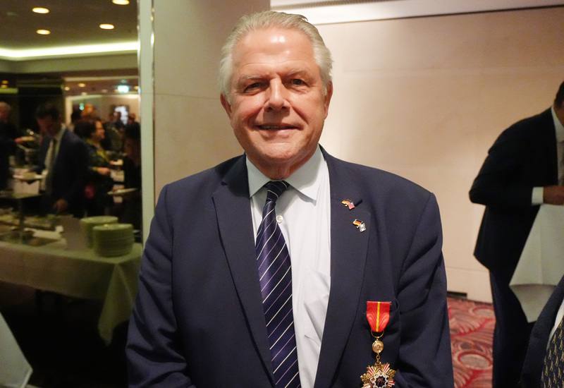 德國國會議員威爾許對台德關係實質貢獻備受肯定。獲「睦誼外交獎章」後，開心配戴勳章與台德友好胸章接受中央社訪問