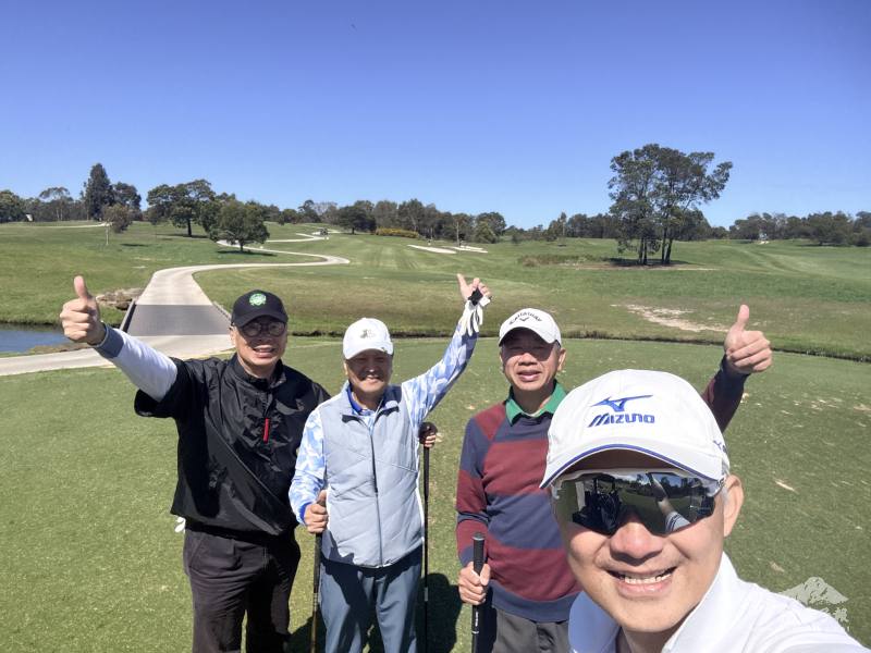 (左起)會長饒瑞沛、僑務諮詢委員吳招銘、僑務委員林賢成、處長呂明澤