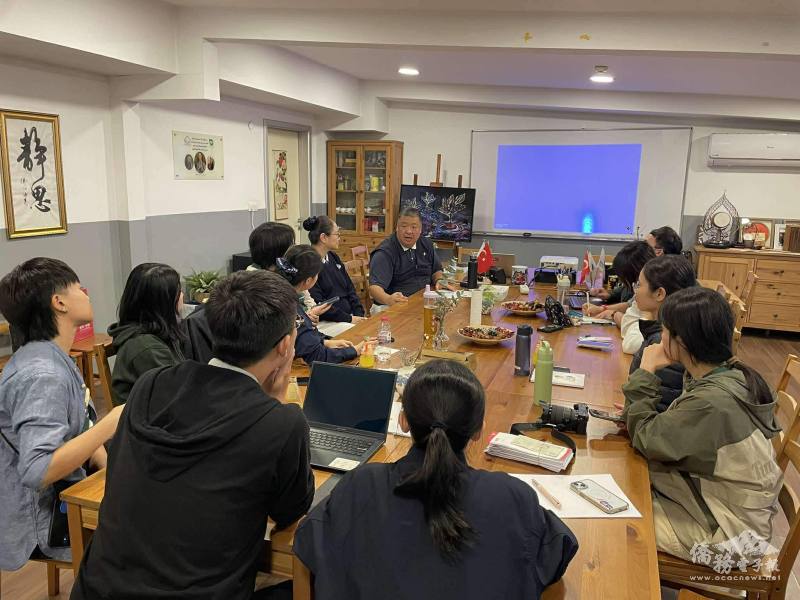 大家聚在教室裡分享家訪的心得與感想，慈濟志工用心傾聽老師們的經驗，並給予溫暖的關懷與實際的回應。