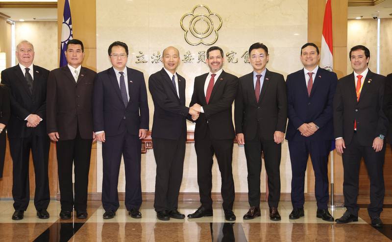立法院長韓國瑜（左4）、副院長江啟臣（右3）8日在立法院歡迎巴拉圭共和國眾議院議長拉托雷（Raúl Luis Latorre Martínez，另譯：拉多雷）（右4）一行到訪，並合影留念。