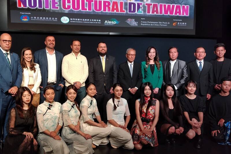 中華民國僑務委員會邀請「當代樂坊」國慶文化訪問團，8日晚間於巴西聖保羅州議會舉辦「台灣文化之夜」，以藝術搭起文化外交橋樑，讓世界看見台灣