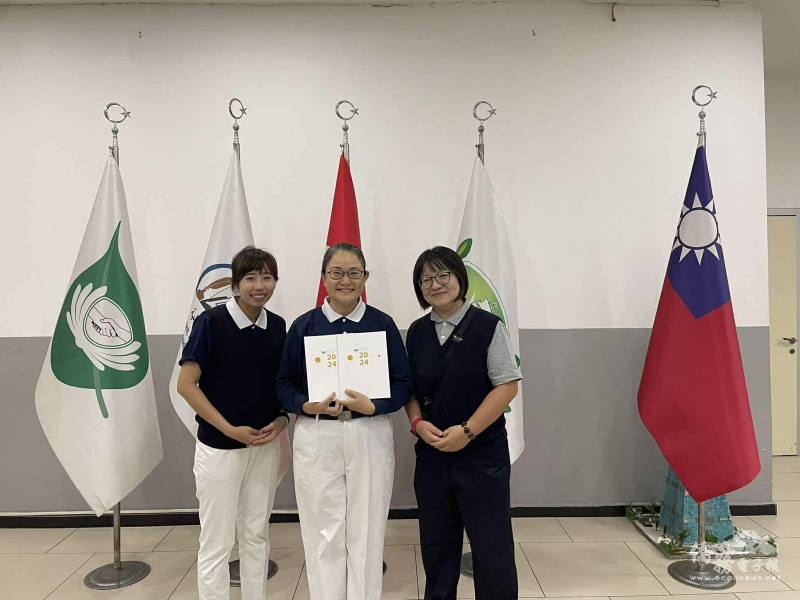 慈濟志工將來自臺灣的刊物與資料贈送給滿納海學校老師，象徵愛與教育的交流無遠弗屆。