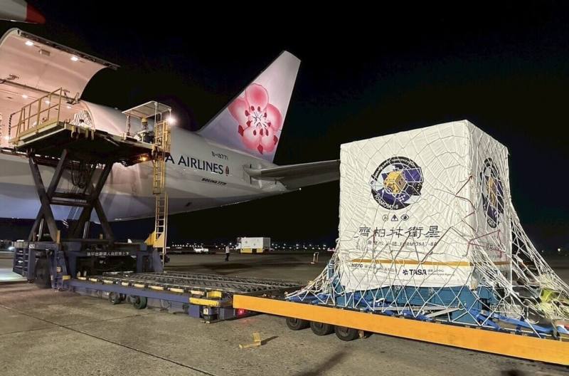 中華航空第6度榮膺載運國家人造衛星赴美任務，於8日晚間協助國家太空中心（TASA）載運「福爾摩沙衛星八號」首顆衛星至美國洛杉磯機場。（中華航空提供）