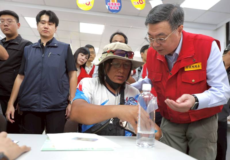 行政院長卓榮泰視察行政院一站式服務平台