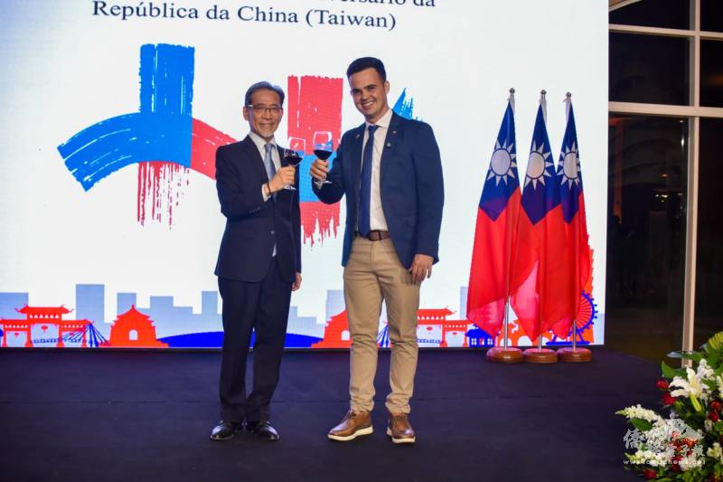 廖志賢與巴西眾議員Junio Armaral舉杯敬酒